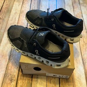 OnCloud 5 Combo shoes. Size 8.5